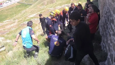 Van Kalesi'nde kayalıklarda mahsur kalan şahıs kurtarıldı