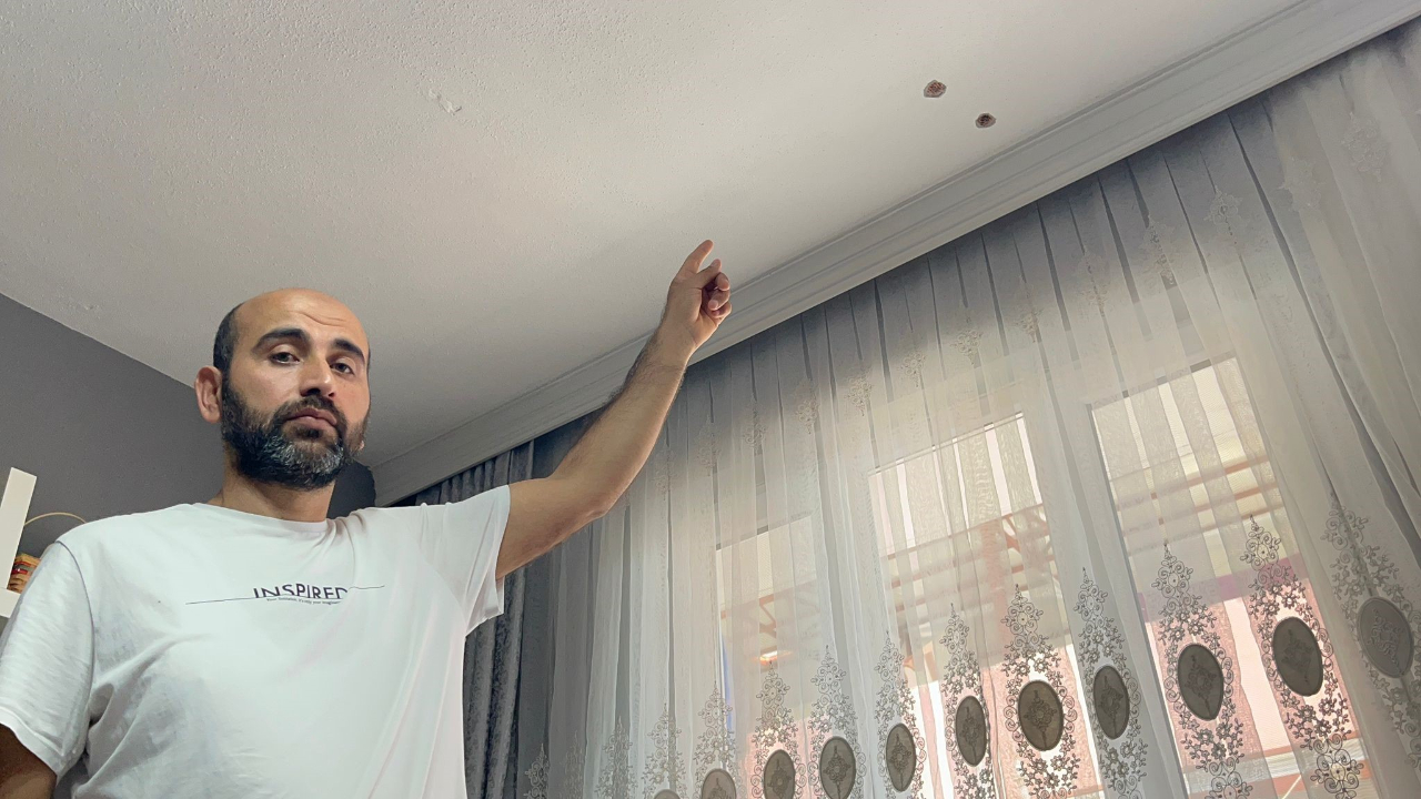 Abisini evden çıkarmak için bakın ne yaptı? Çocuklar savaş çıktı sandı...
