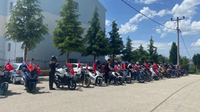 Motosikletliler fark edilmek ve kask kullanımına dikkat çektiler