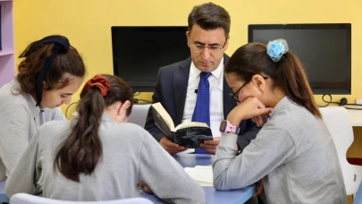 Vali Şefik Aygöl, öğrencilerle kitap okudu