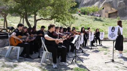 Öğrencilerden turistlere konser