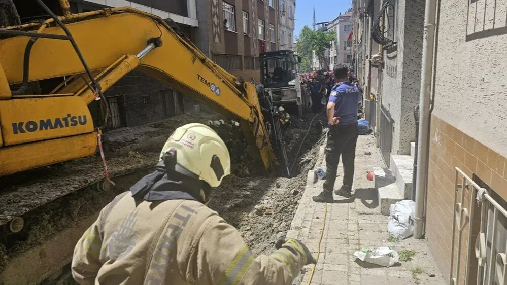 İstanbul'da yol çalışmasında göçük yaşandı! Bir işçi mahsur kaldı