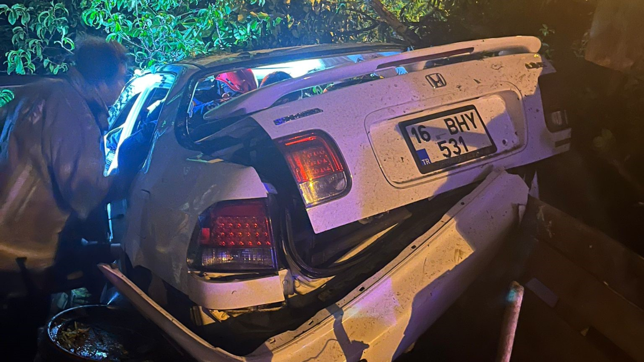Bursa’da kontrolden çıkan otomobil bahçeye uçtu! 1 yaralı