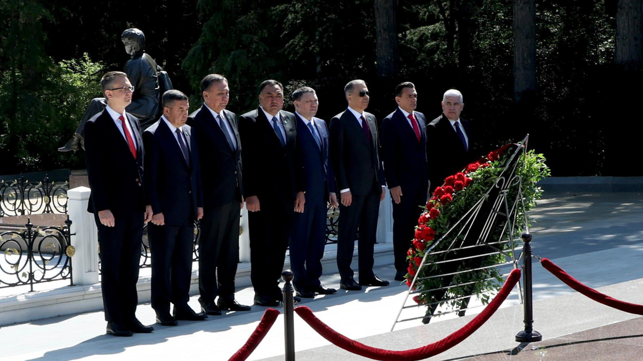 Bakan Yerlikaya Haydar Aliyev’in kabrini ziyaret etti