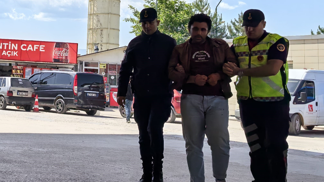Jandarmaya ekiplerine saldıran genç tutuklandı