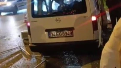 Kartal'da reklam panosuna çarpan araç karşı şeride geçti