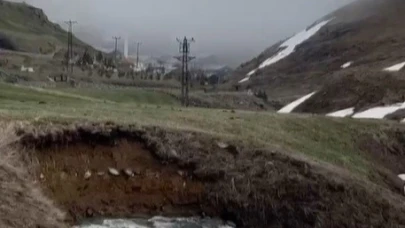 Bayburt'un 2 bin 300 rakımlı Dumlu köyü yaylasında karlar erimeye başladı