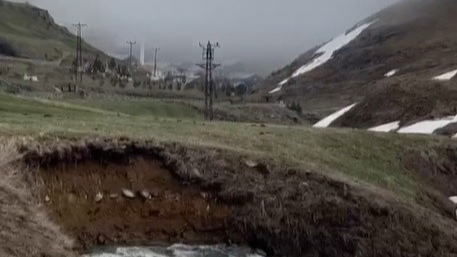 Bayburt'un 2 bin 300 rakımlı Dumlu köyü yaylasında karlar erimeye başladı
