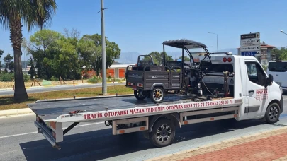 Direksiyon hakimiyetini kaybeden motorlu bisiklet devrildi