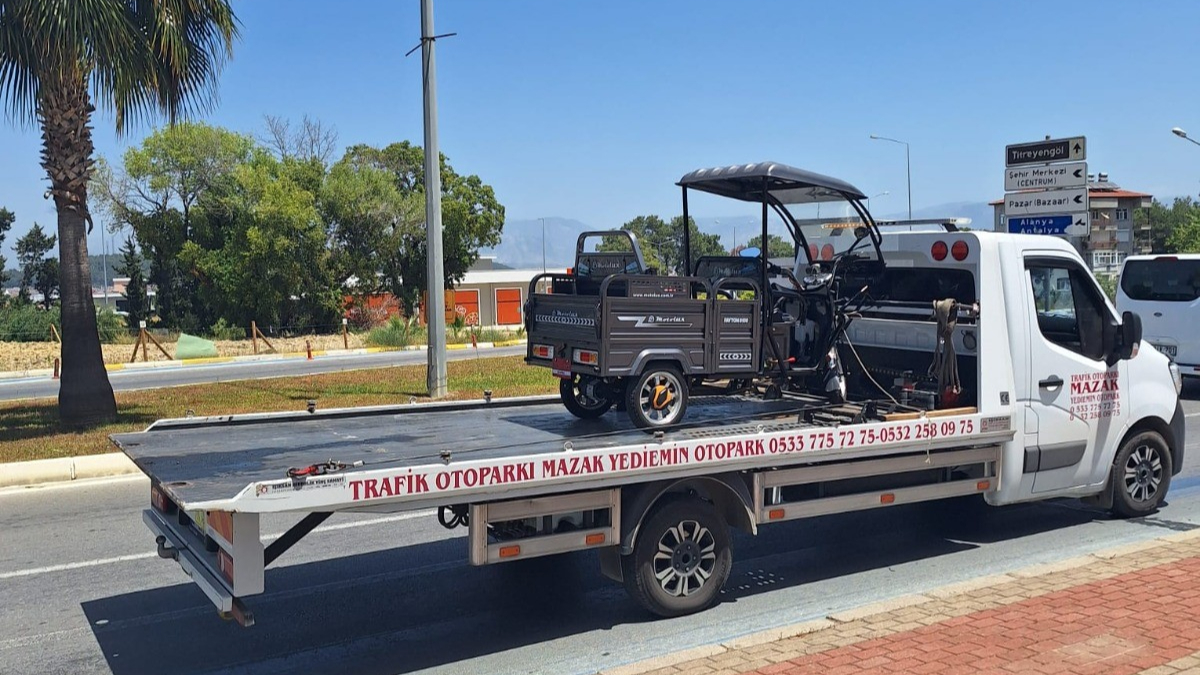 Direksiyon hakimiyetini kaybeden motorlu bisiklet devrildi