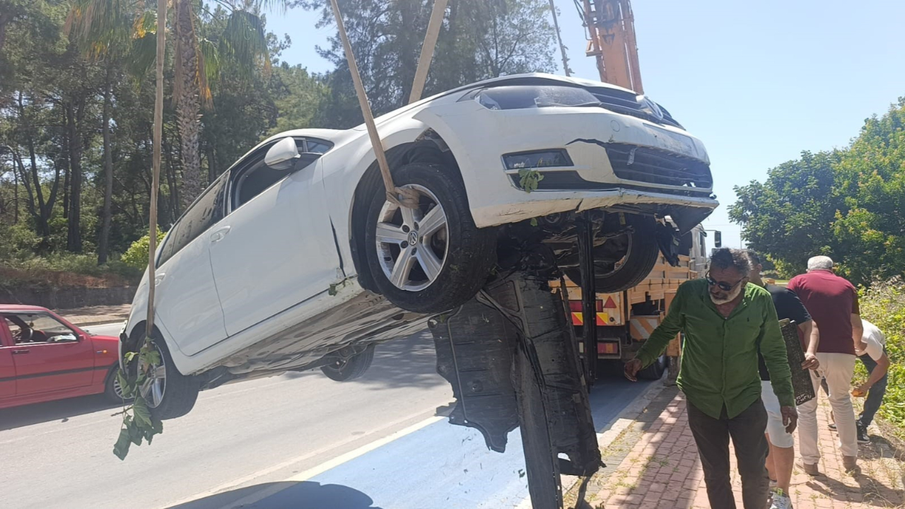Virajı alamayan araçlar bahçeye uçuyor