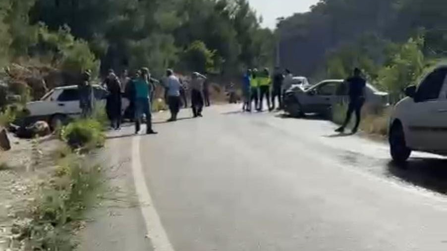 Alanya'da iki otomobil çarpıştı