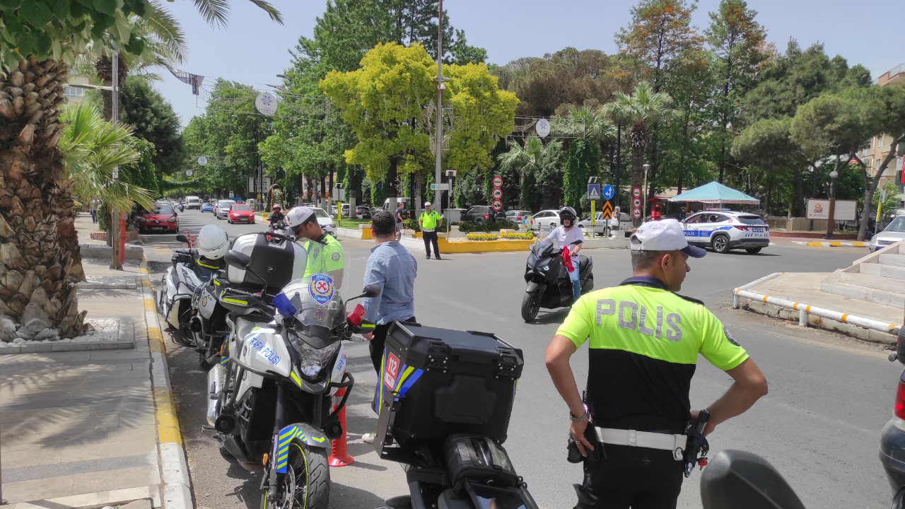 Trafik ekipleri emniyet kemerinin önemine dikkat çekti