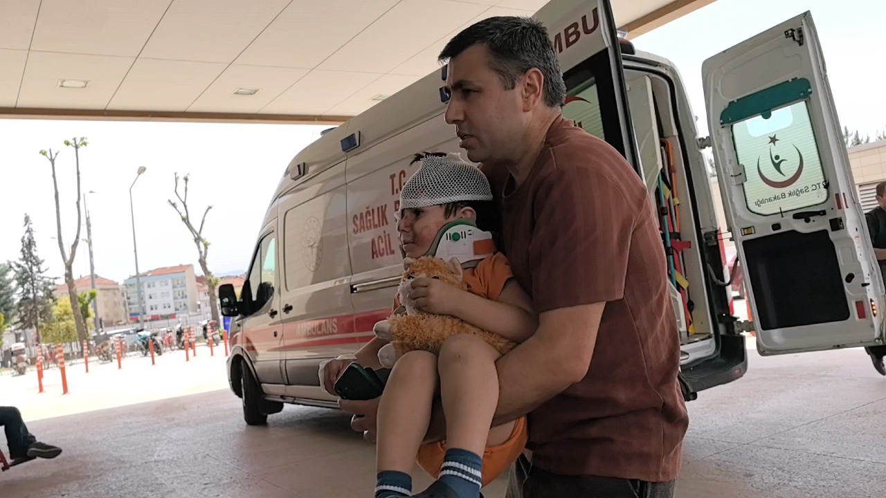 Bursa'da kazada yaralanan küçük çocuk oyuncağını elinden bırakmadı