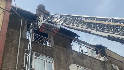Ataşehir'de binanın çatı katı yanarak alevlere teslim oldu
