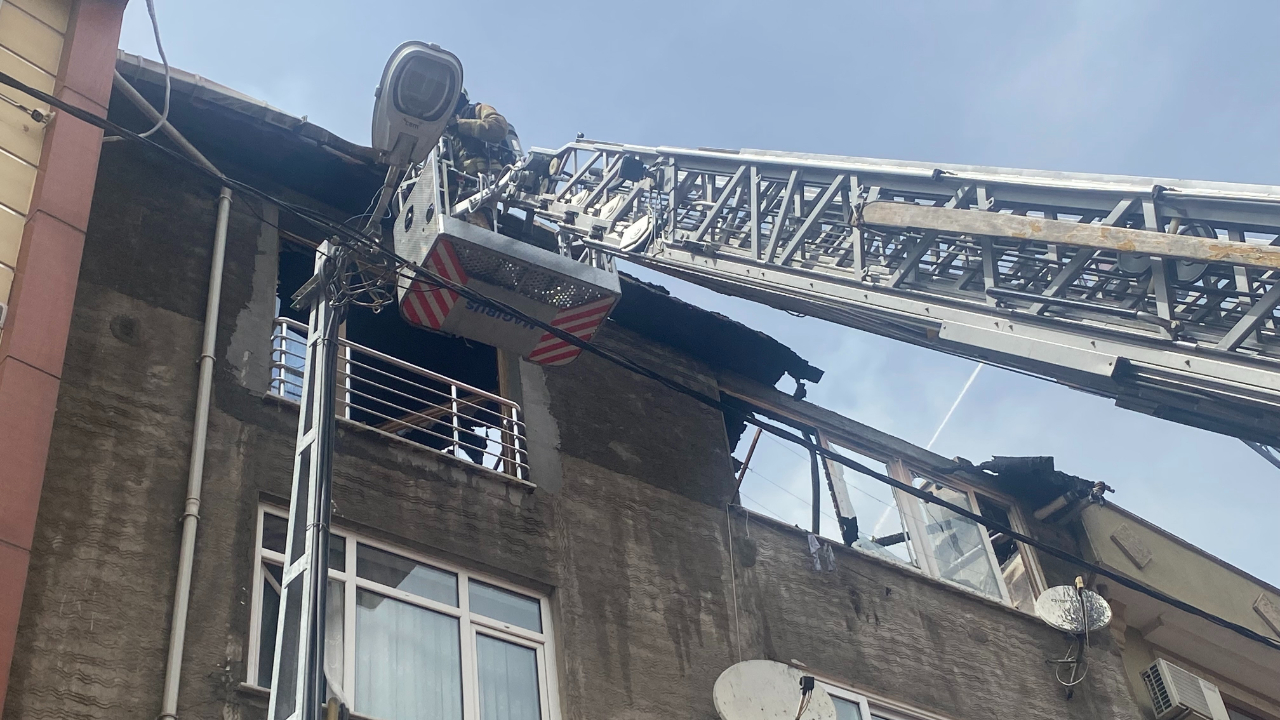 Ataşehir'de binanın çatı katı yanarak alevlere teslim oldu
