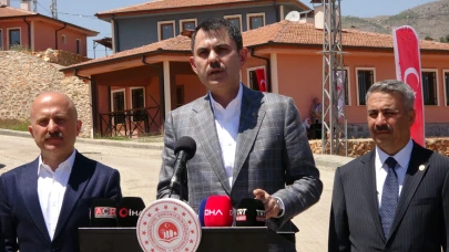 Bakan Kurum köy evlerine yerleşen depremzedeleri ziyaret etti
