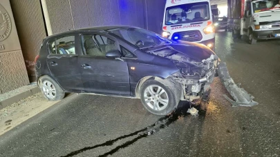 Lastiği patlayan otomobil tünel duvarına çarptı! 3'ü çocuk 5 yaralı