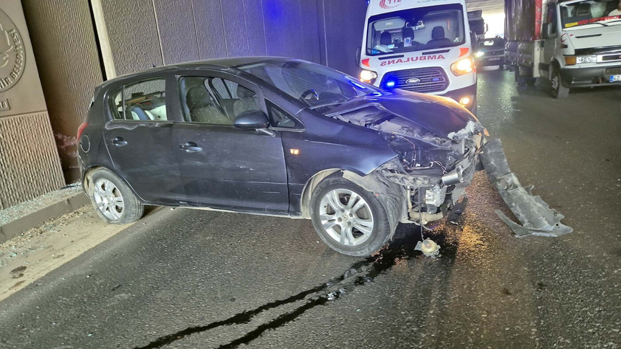 Lastiği patlayan otomobil tünel duvarına çarptı! 3'ü çocuk 5 yaralı