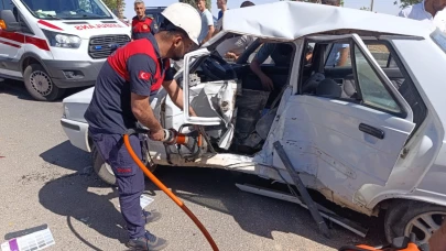 Şanlıurfa’daki zincirleme kazada araçta sıkışan 2 kişi yaralandı