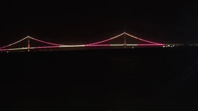 Çanakkale Köprüsü sarı kırmızılı renklerle aydınlatıldı