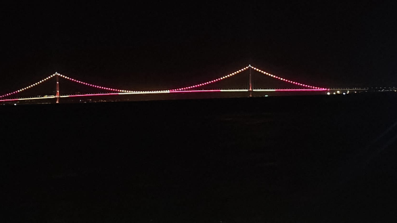Çanakkale Köprüsü sarı kırmızılı renklerle aydınlatıldı
