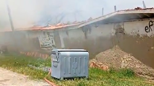 Ahırda çıkan yangın paniğe neden oldu