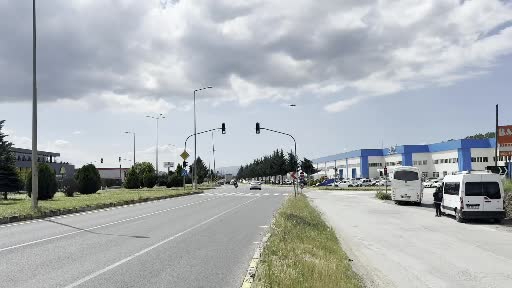 Kırmızı ışıkta geçenler havadan yakalandı
