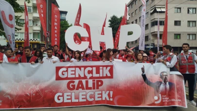 Bursa’da gençlik ayakta: CHP Gençlik Kolları “Millet İradesi” için yürüdü!