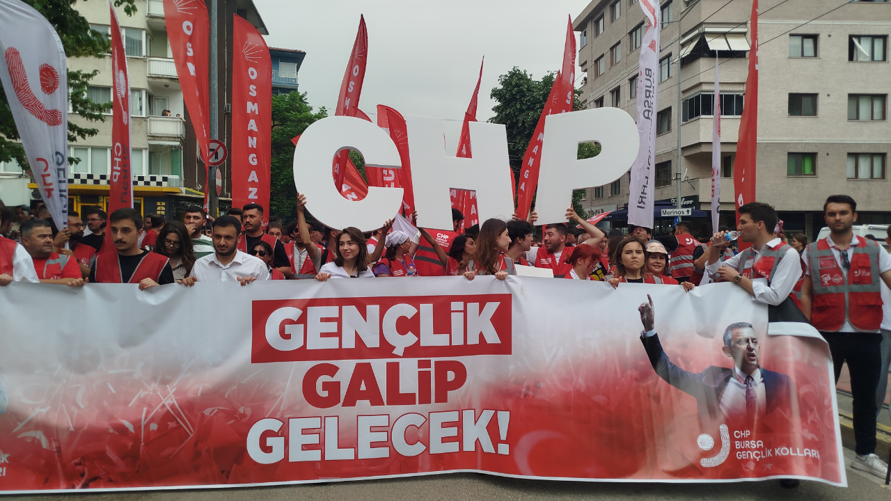 Bursa’da gençlik ayakta: CHP Gençlik Kolları “Millet İradesi” için yürüdü!
