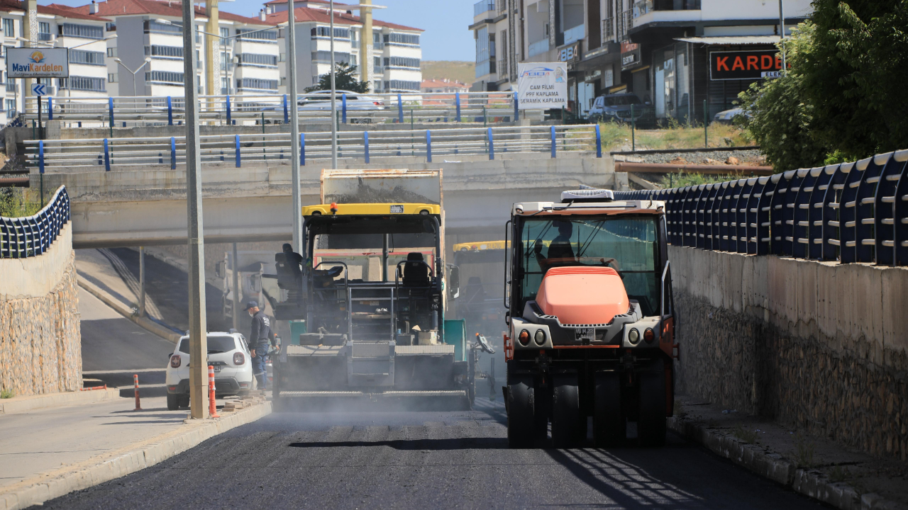 Elazığ'da asfaltlama çalışmaları sürüyor