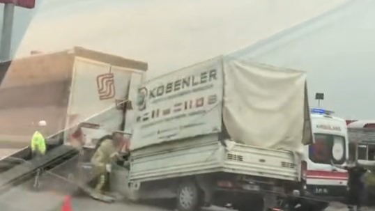 Bursa'da tıra çarpıp araçta sıkışan sürücü kurtarıldı