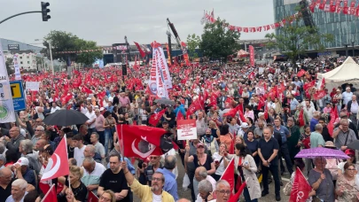 Bursalılar meydanda CHP lideri Özel’i bekliyor!