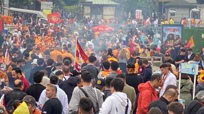 Galatasaraylı taraftarlar Yenikapı'ya akın etti