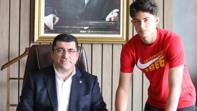 Kayserispor'da Kayra profesyonel oldu