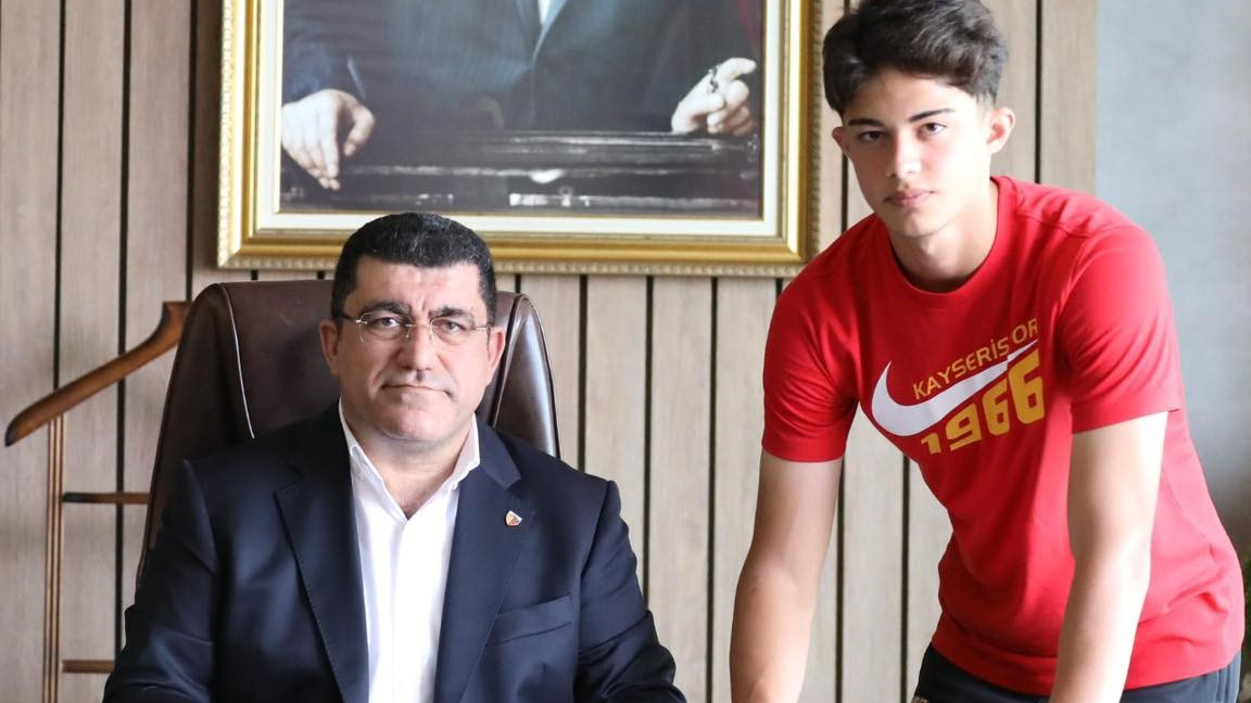 Kayserispor'da Kayra profesyonel oldu