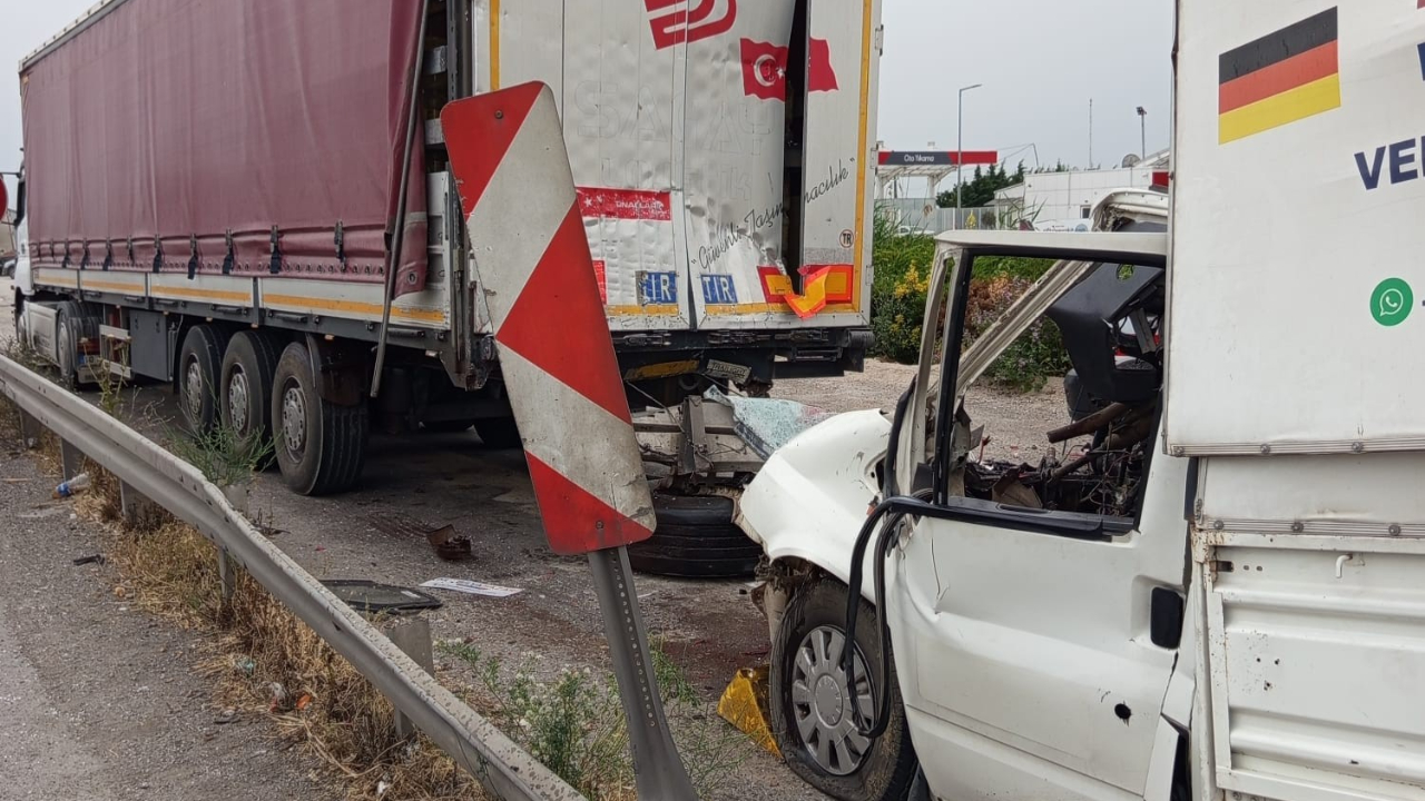 Bursa'da 2 kişinin hayatını kaybettiği feci kaza kameraya yansıdı