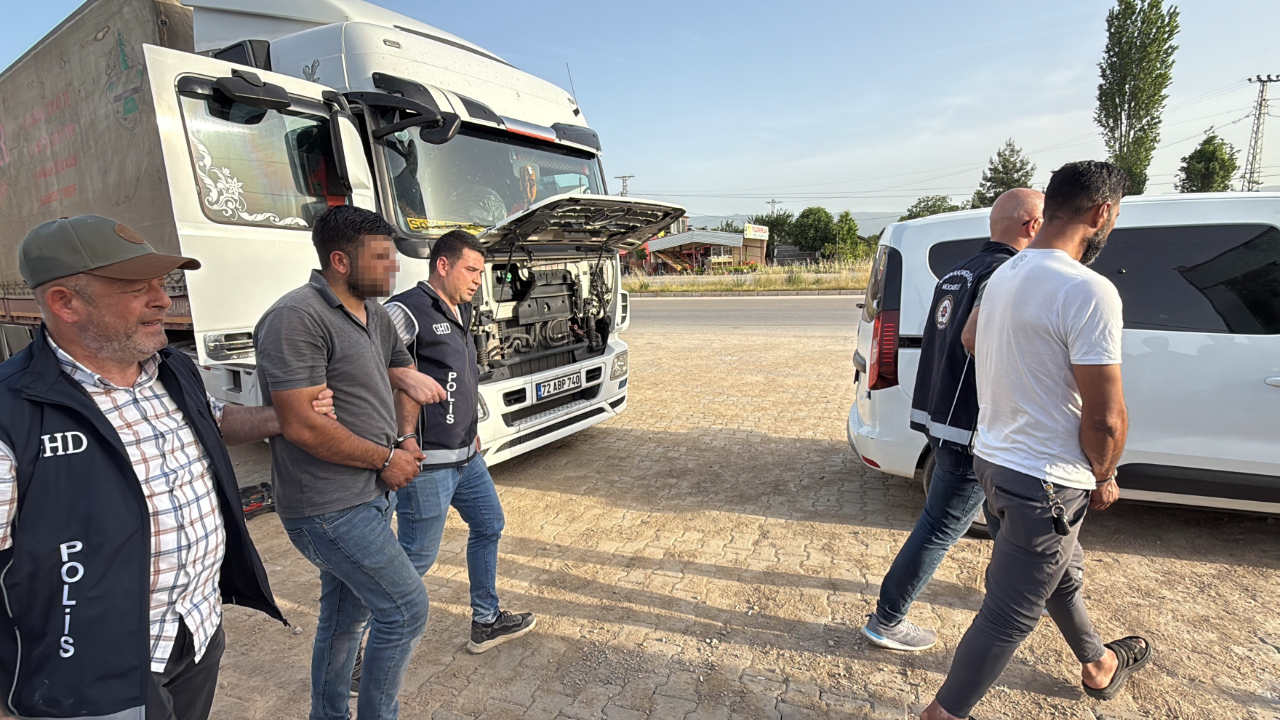 Tokat'ta iki tırda 17 kaçak göçmen yakalandı