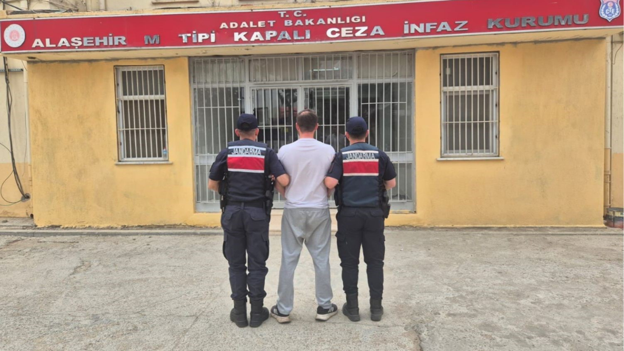 Manisa’da jandarma aranan şahsı yakaladı