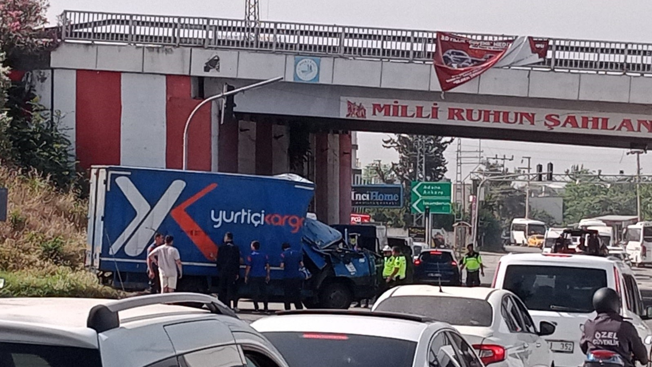 Hatay'da işçi servisi kargo kamyonuyla çarpıştı