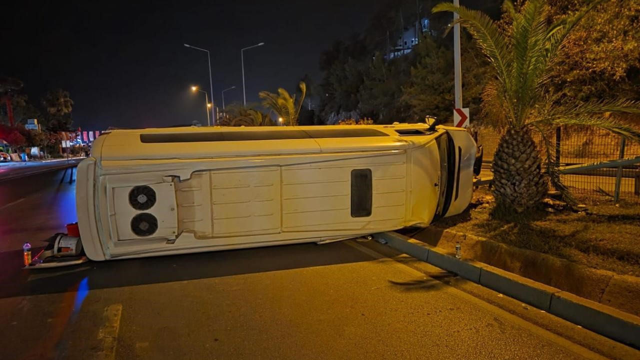Alanya'da aydınlatma direğine çarpan minibüs devrildi