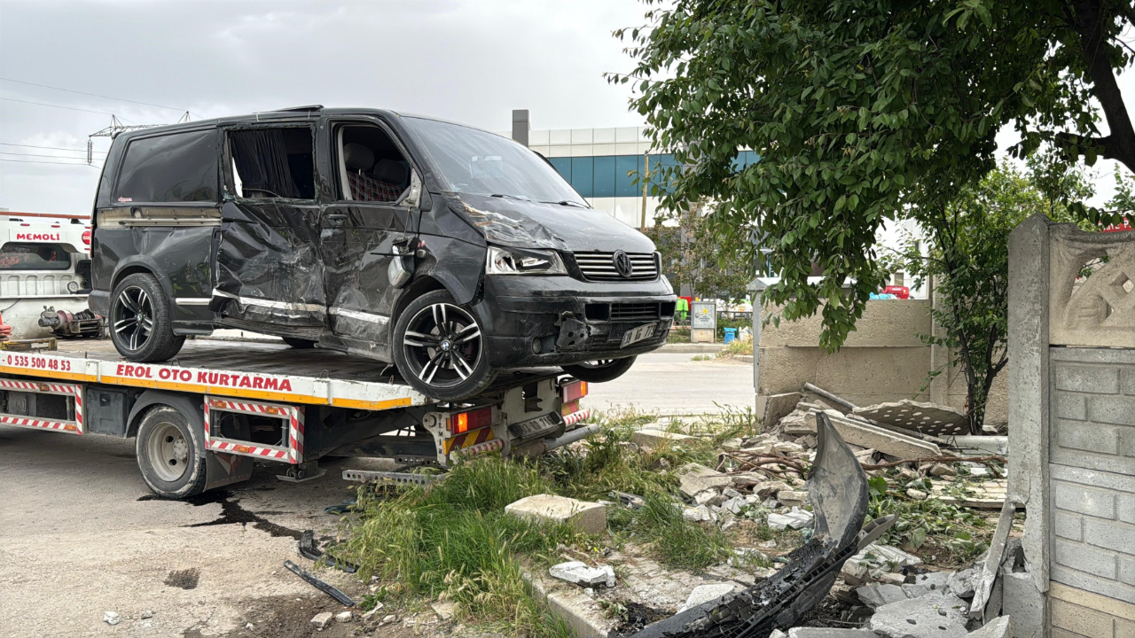 Afyonkarahisar'da minibüs ile kamyonet çarpıştı! 9 kişi yaralandı