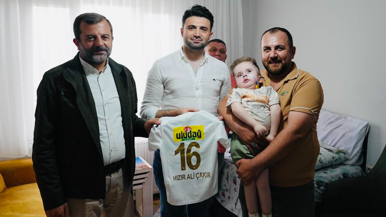 Bursaspor Başkanı Çelik'ten minik taraftara ziyaret