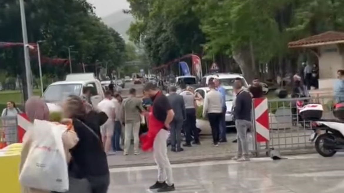 Bursa'da fırtına reklam panosunu uçurdu! 1 yaralı