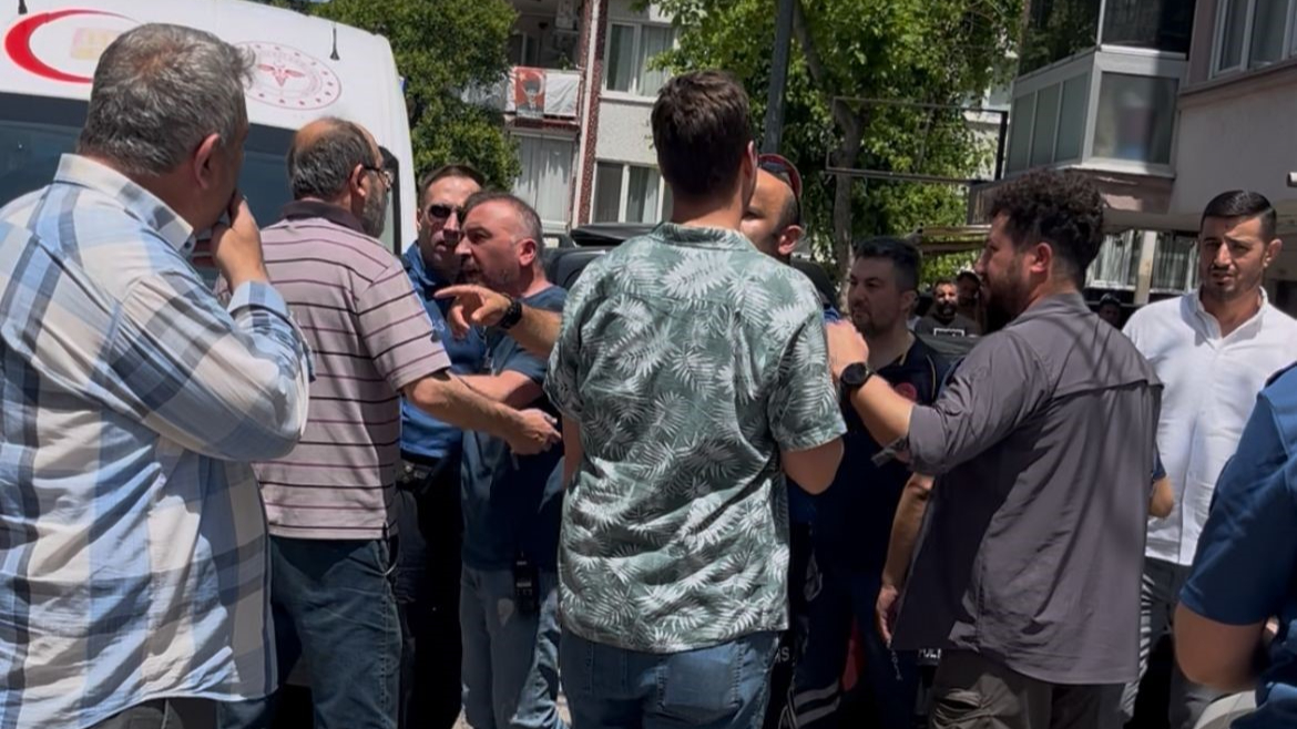 Bursa'da esnaflar arasında park kavgası! 2 yaralı