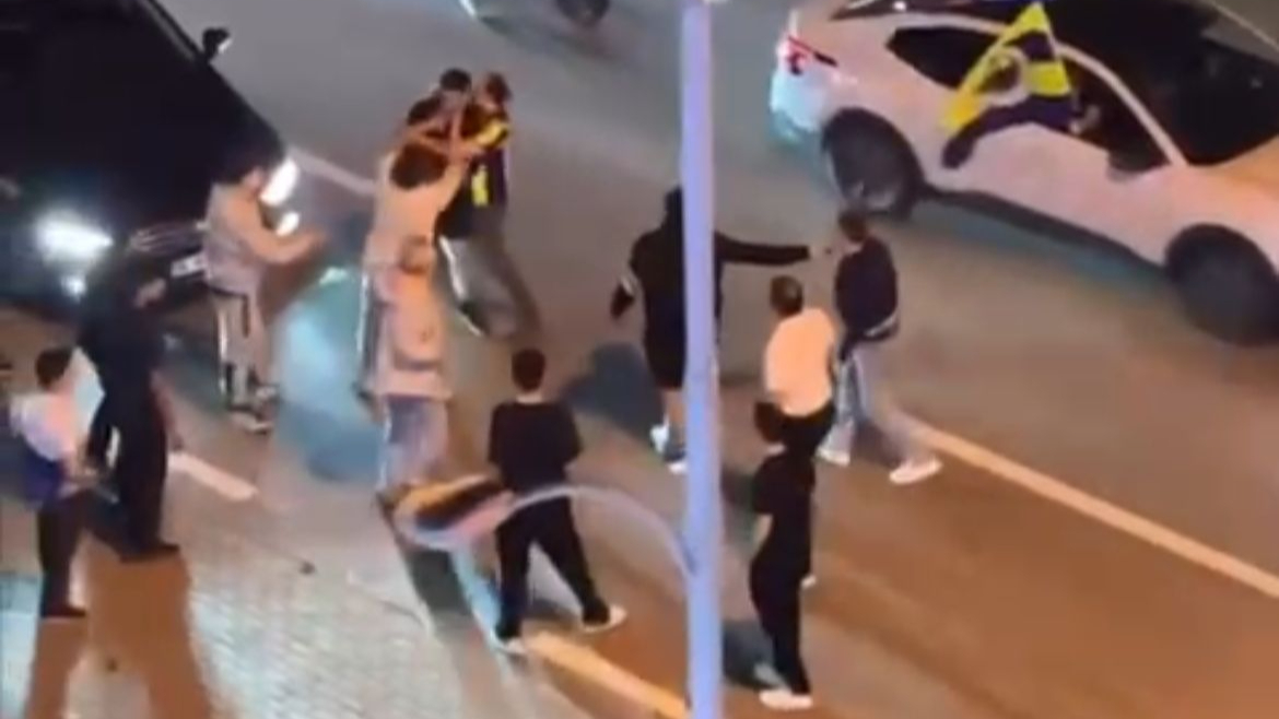 Bursa'da Fenerbahçe'nin şampiyonluk kutlamasında trafikte yumruklar konuştu