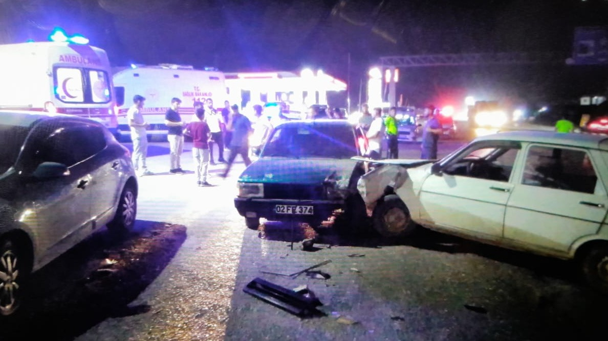 Adıyaman'da iki otomobil çarpıştı! 5 yaralı