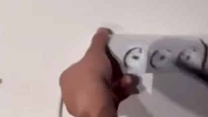 Evini aparta çevirip prizlere gizli kamera yerleştirmiş!