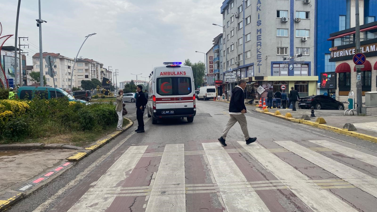 Kocaeli'nde otomobilin çarpığı yaya yaralandı