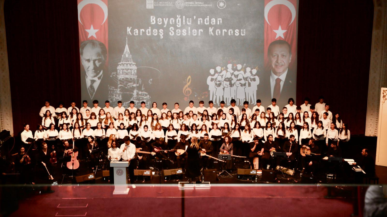 Beyoğlu'ndan Kardeş Sesler Korosu, Emek Sineması'nda konser verdi